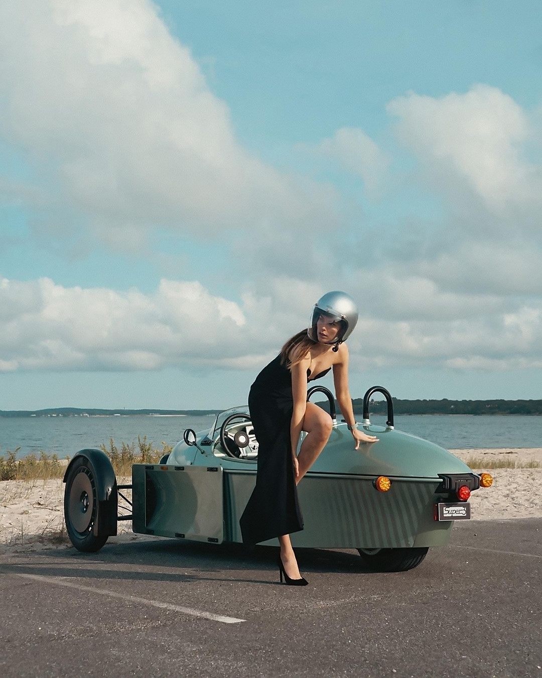 1080x1350, 258 Kb / автомобиль, классика, ретро, Morgan, платье, шлем, берег, песок