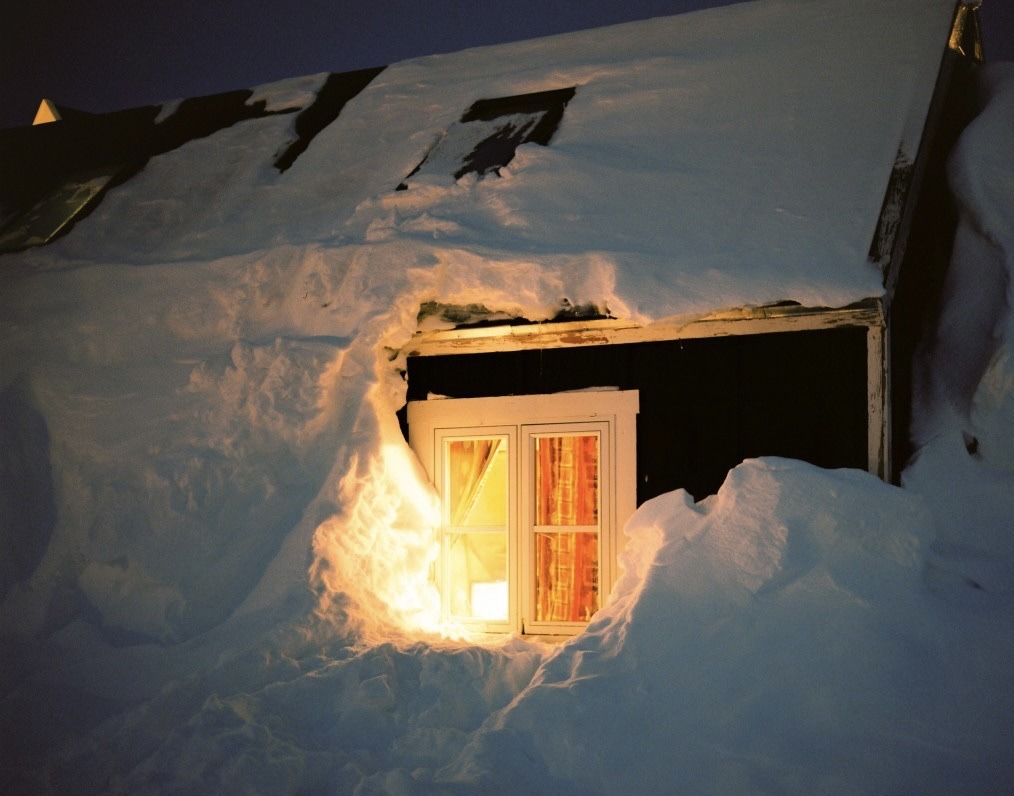 1014x796, 134 Kb / Снег, дом, окно, свет, квадрат, домик в деревне, сугроб
