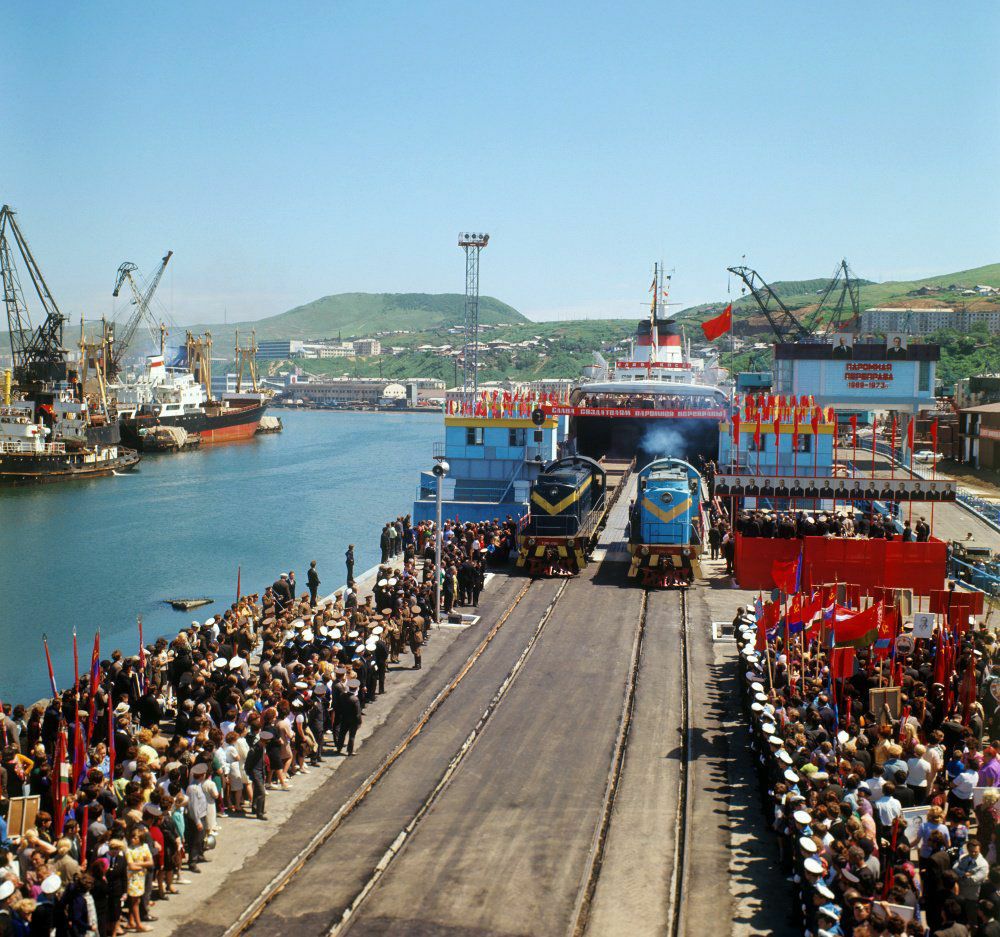 1000x937, 191 Kb / порт, БАМ, СССР, рельсы, железная, дорога, ржд, паром, транспарант, плакат, стройка, флаг, демонстрация, кран, тепловоз