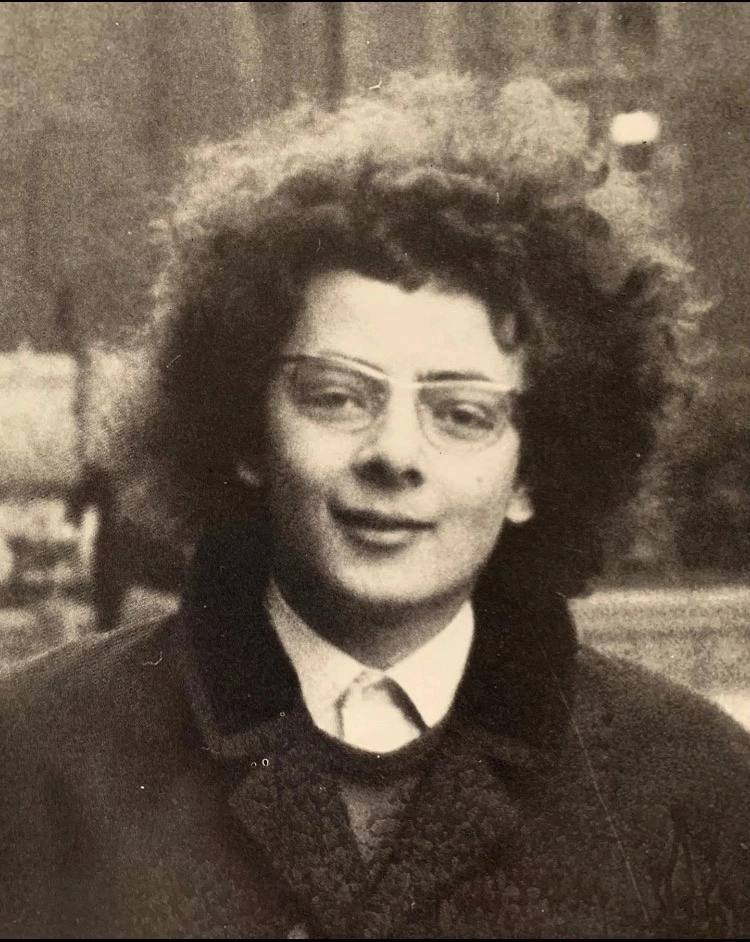 750x942, 96 Kb / ч/б, Англия, Мистер Бин, очки, кудри