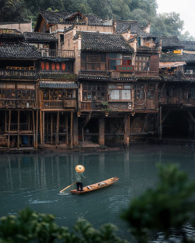 828x1030, 301 Kb / Река, Янцзы, дом, лодка, шляпа, Китай, Хунань