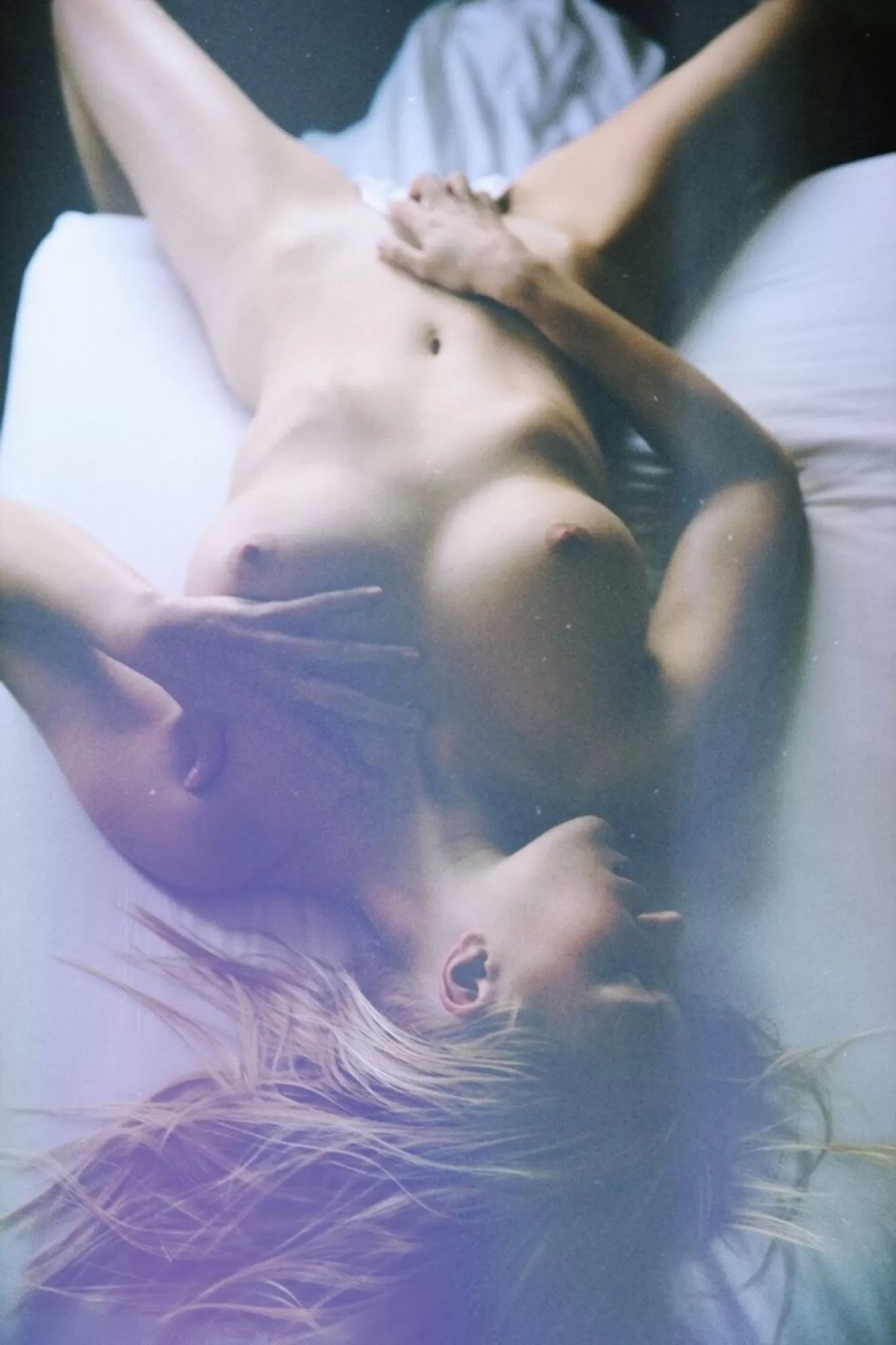 1332x2000, 172 Kb / Kesler Tran, голая, блондинка, сепия, простыня, тряпка, мастурбация, постель