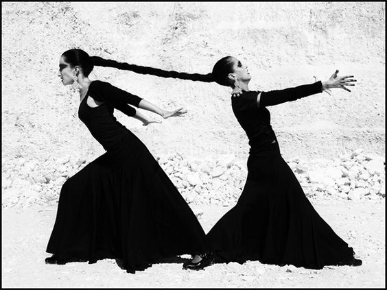 564x423, 45 Kb / две, женщины, одна, коса, разные стороны, ч/б