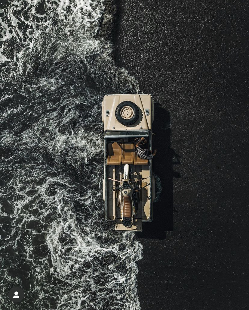 828x1029, 279 Kb / автомобиль, классика, ретро, берег, пляж, мотоцикл, land rover, сверху, песок