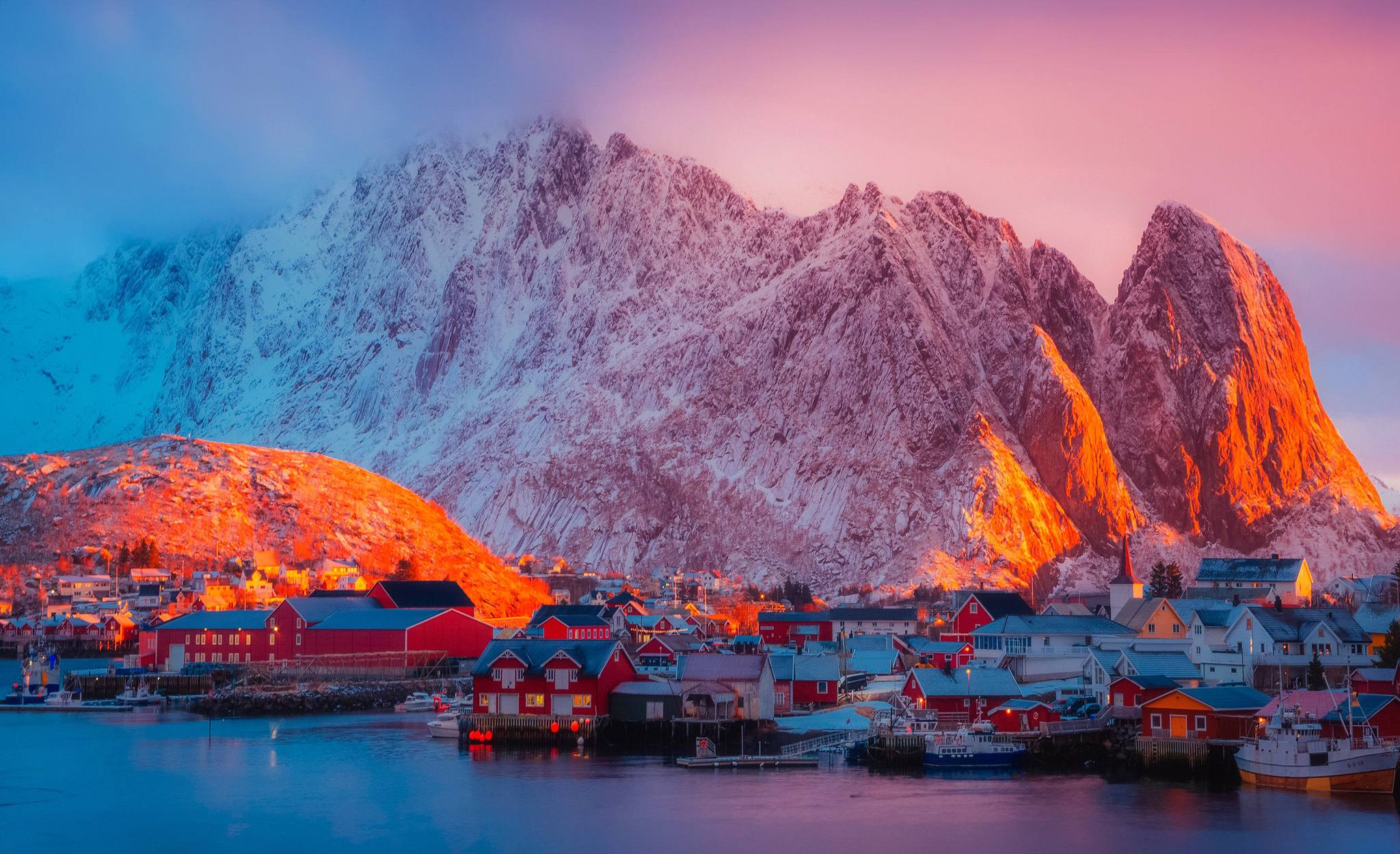 2048x1250, 388 Kb / Остров, закат, Лофотенские острова, Норвегия, деревня, горы, снег