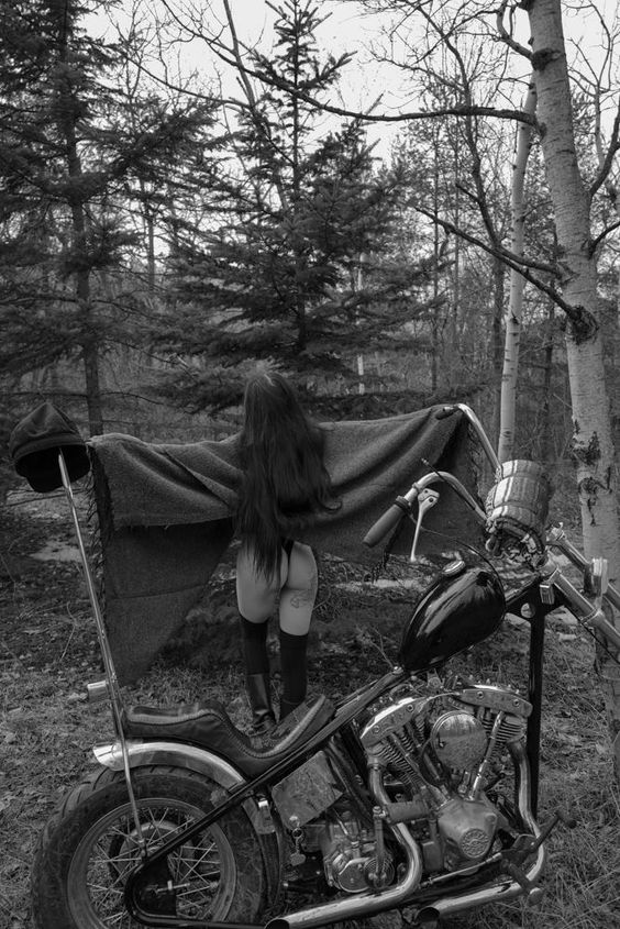 564x845, 124 Kb / женщина, чулки, пончо, мотоцикл, деревья, лес, ч/б, Harley-Davidson, Shovelhead
