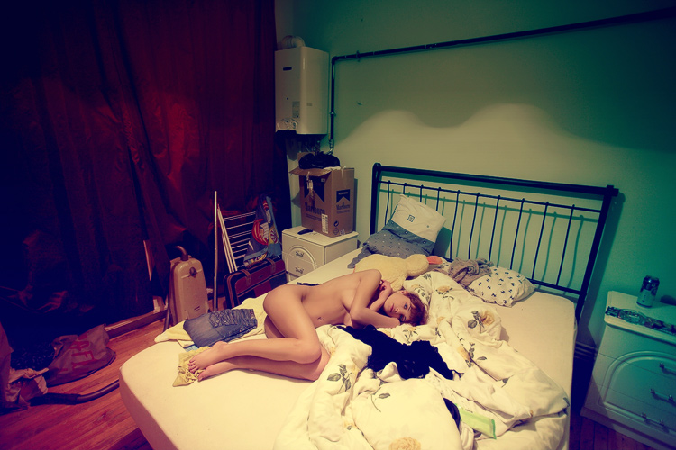 750x500, 163 Kb / кровать, бардак, лежа, комната, пылесос