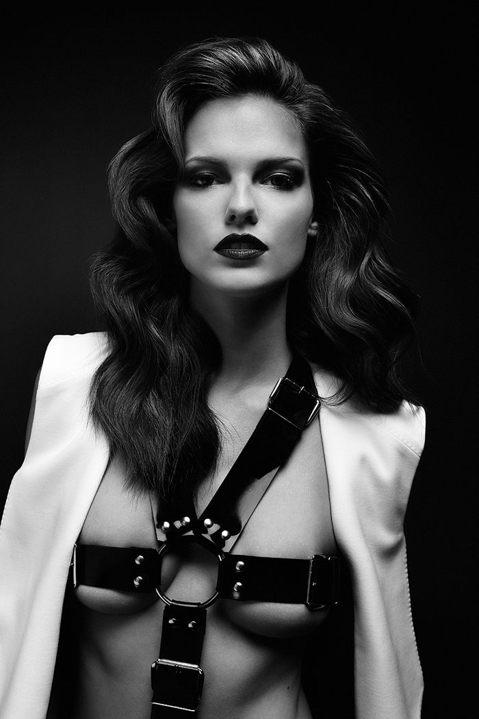 700x1050, 328 Kb / ремни, портупея, воротник, ч/б