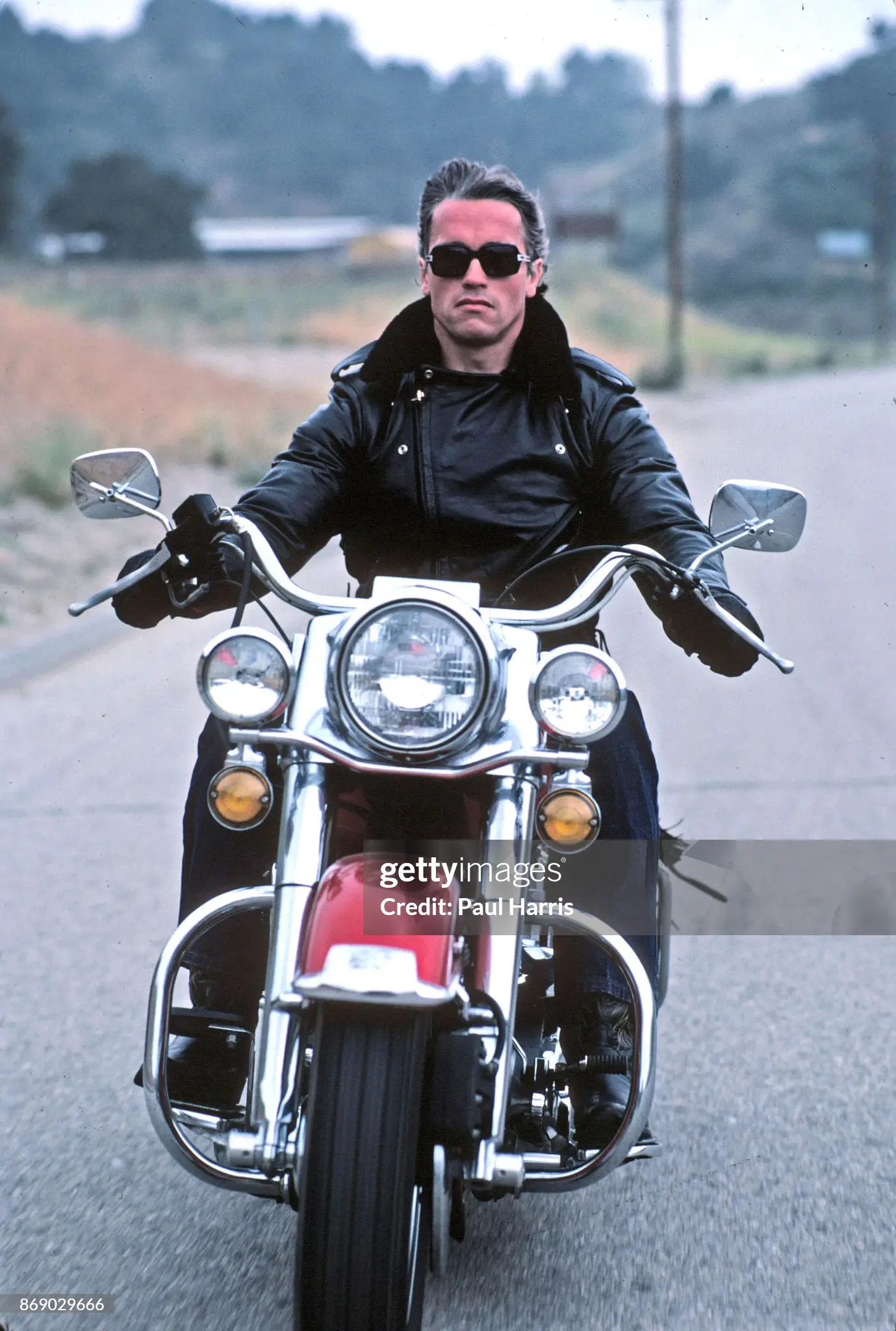 1379x2048, 503 Kb / Арнольд Шварценеггер, мотоцикл, очки, куртка