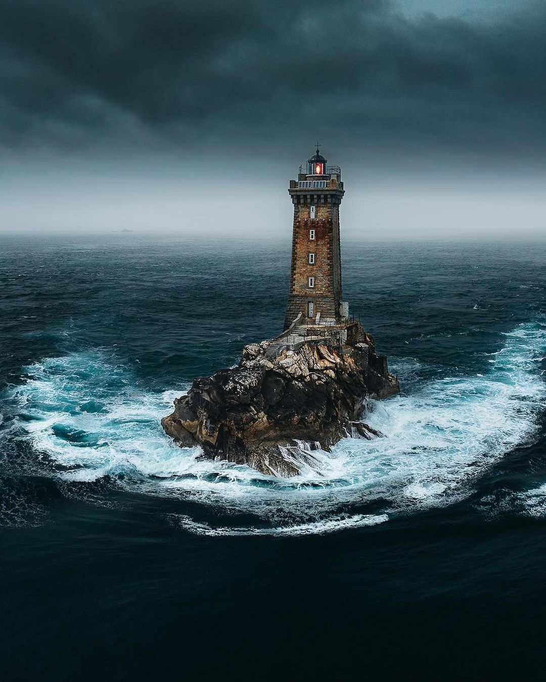 1080x1350, 228 Kb / маяк, скала, море, Франция