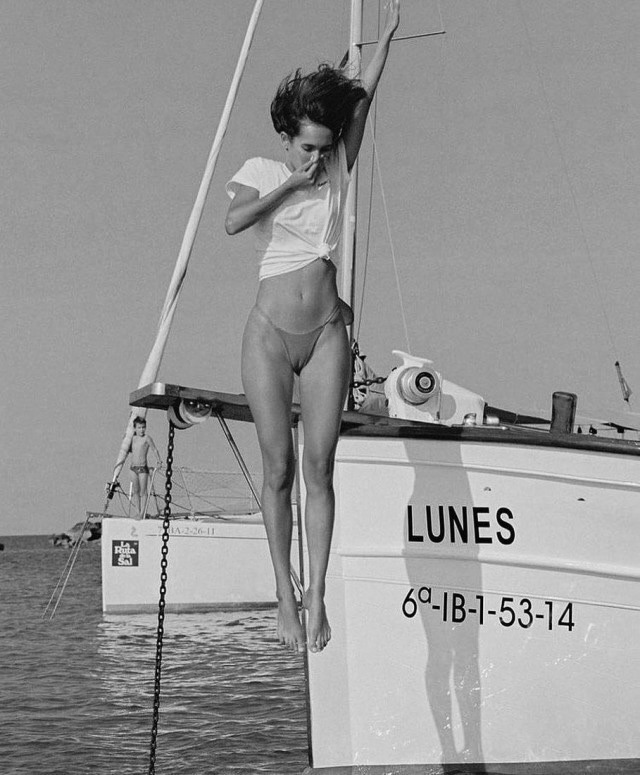 640x775, 114 Kb / ч/б, прыжок, футболка, бикини, яхта, цепь, якорь, лебёдка