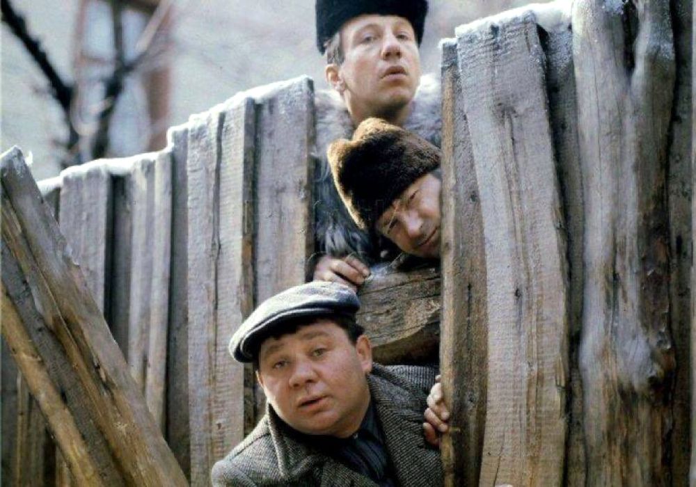 1000x700, 122 Kb / Евгений Леонов, Георгий Вицин, Савелий Крамаров, Джентльмены удачи, СССР, забор, кепка