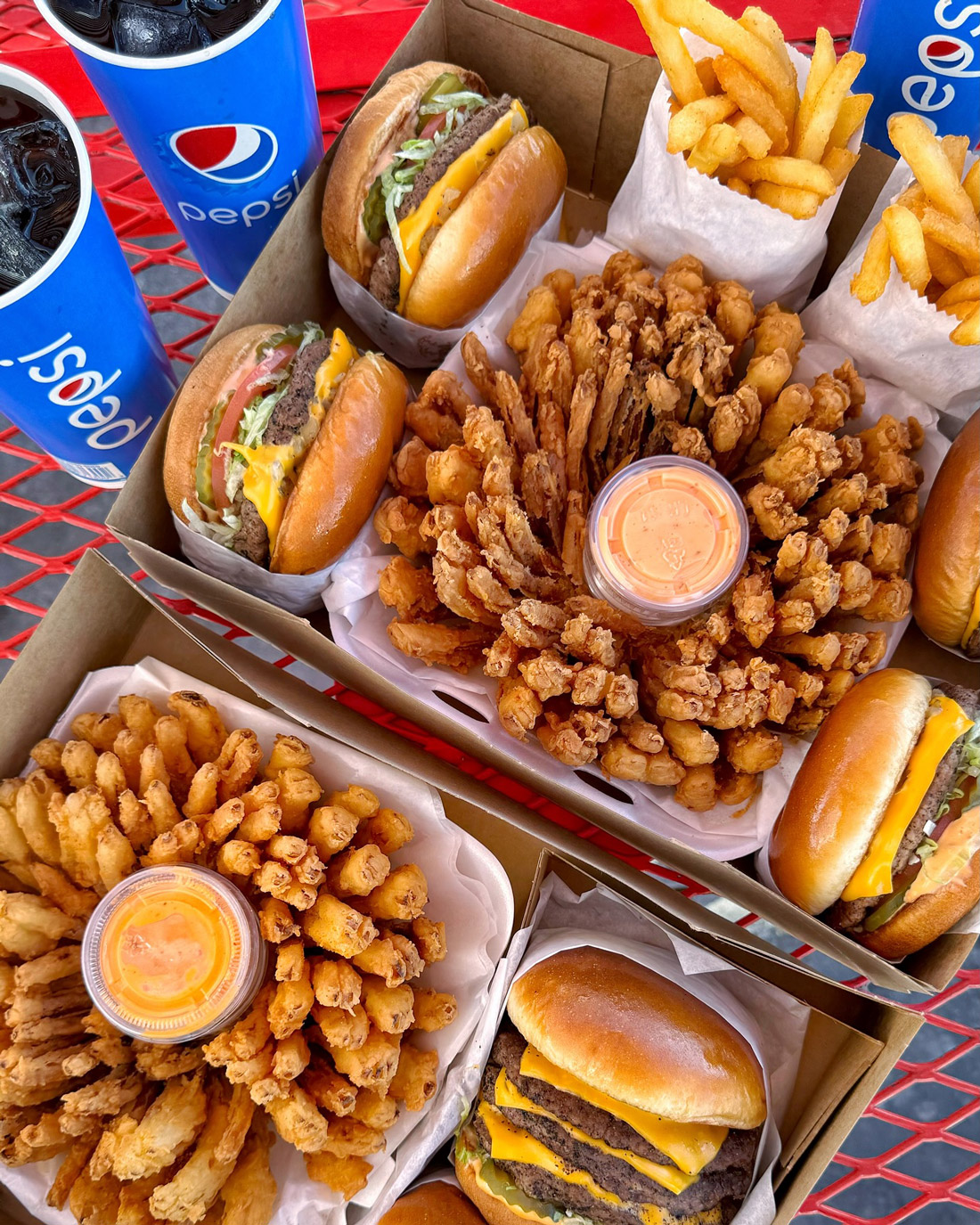 1100x1375, 587 Kb / вредная еда, pepsi, бургер, картошка, картофель, фри, лук, луковый цветок, blooming onion, соус