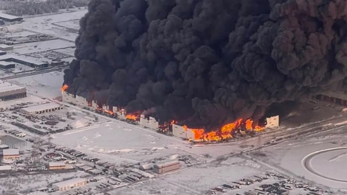 1200x675, 103 Kb / Склад, пожар, дым, огонь, wildberries