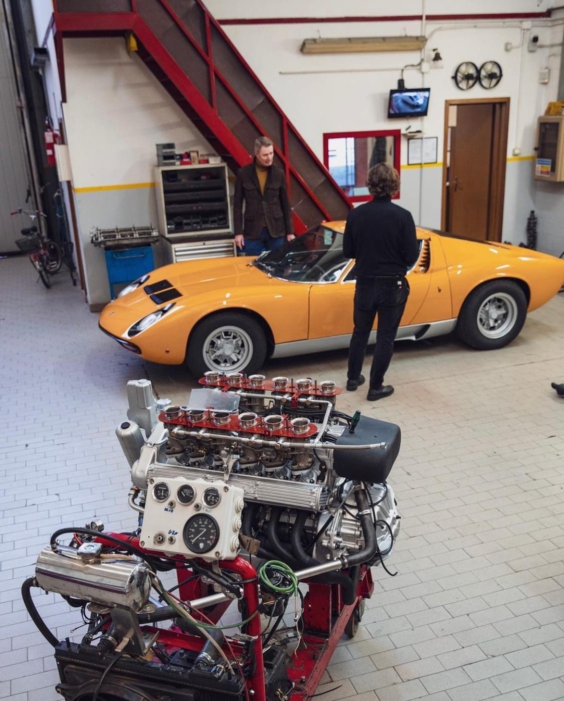 1125x1398, 245 Kb / автомобиль, классика, ретро, Lamborghini, Miura, гараж, мотор, двигатель