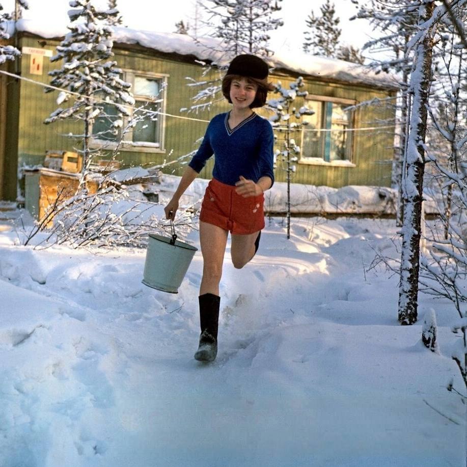 917x916, 150 Kb / СССР, снег, ведро, шорты, шапка, Якутия, футболка, валенки