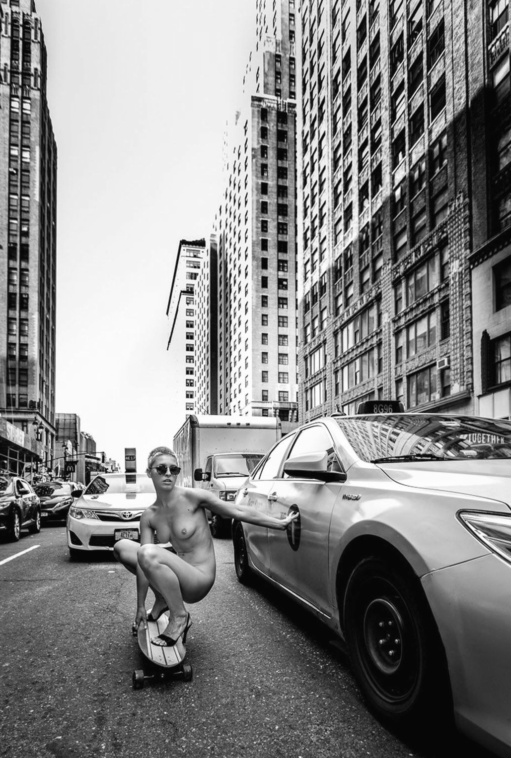 1029x1528, 455 Kb / ч/б, Marisa Papen, США, Нью-Йорк, доска, скейтборд