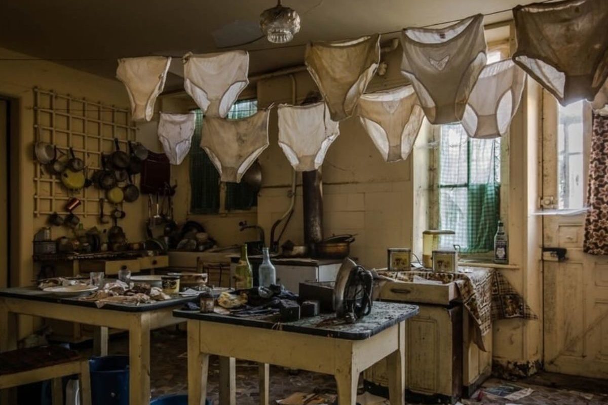 1200x800, 124 Kb / коммуналка, трусы, утюг