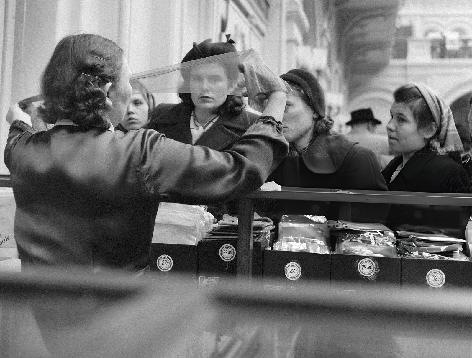 1600x1214, 515 Kb / ч/б, СССР, магазин, колготки, нейлон, Москва