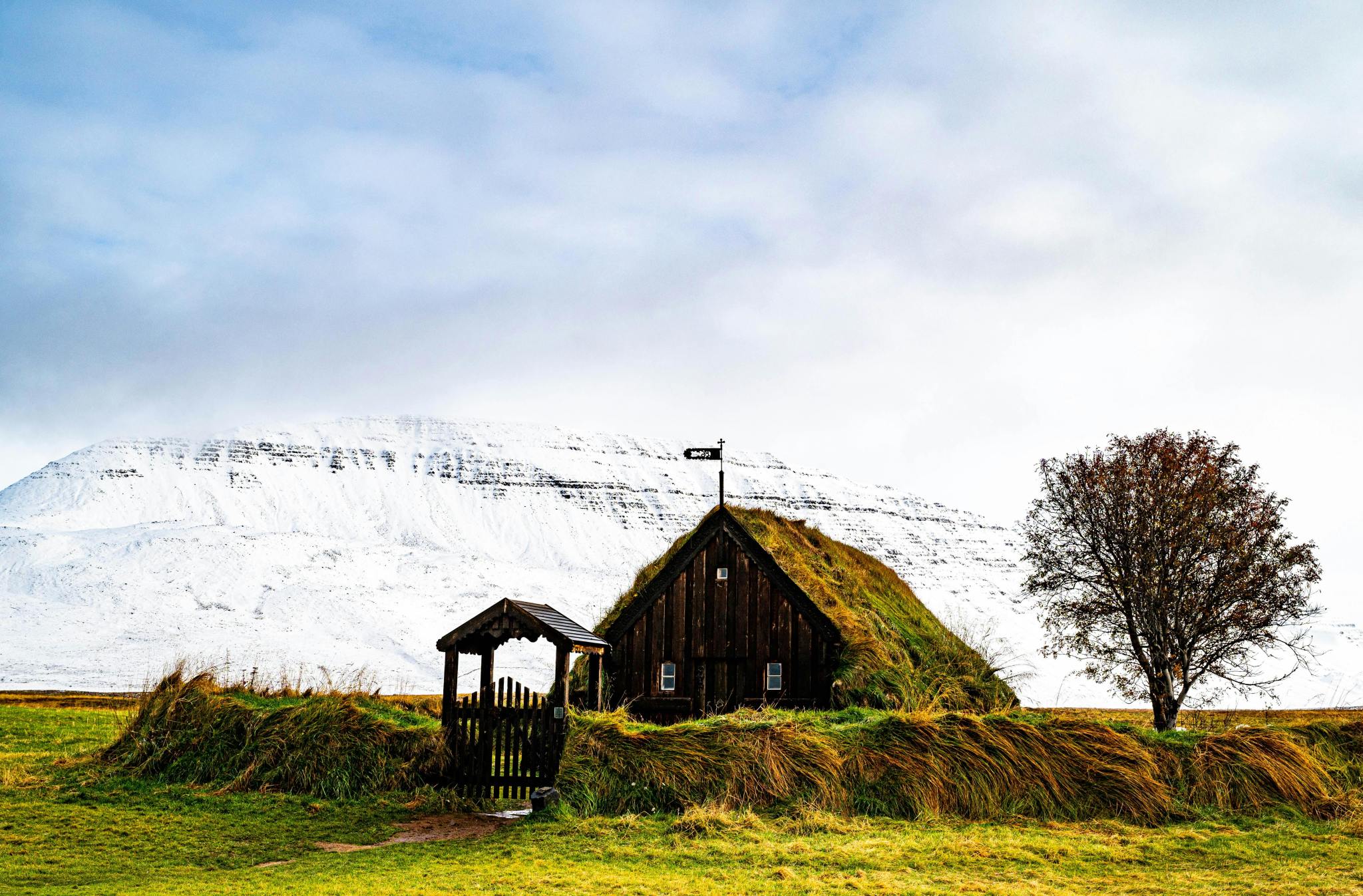 2048x1347, 451 Kb / домик в деревне, дом, трава, гора, снег, флюгер