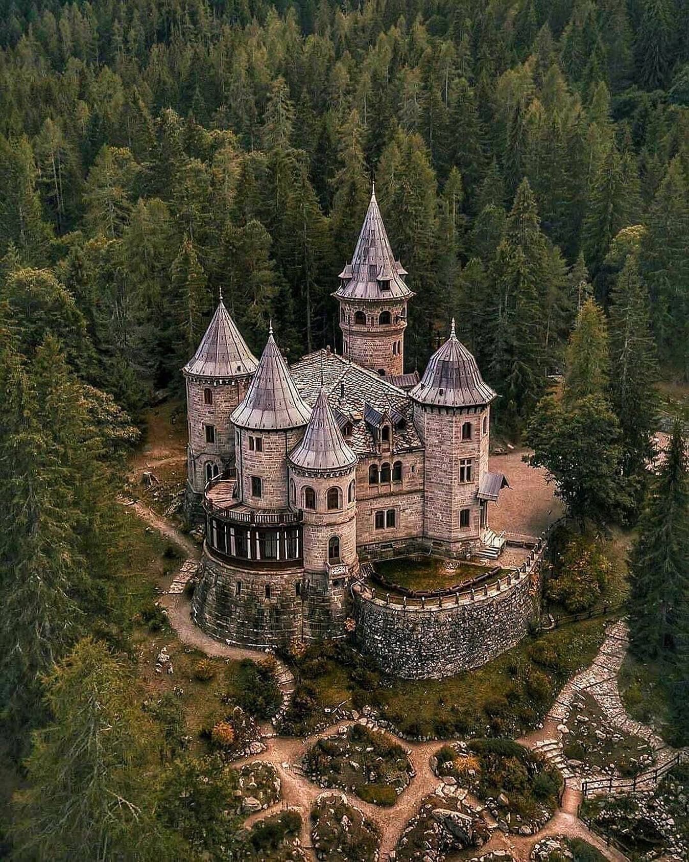 1349x1687, 537 Kb / замок, крепость, Савойя, Castel Savoia, Савойский замок, Италия, лес