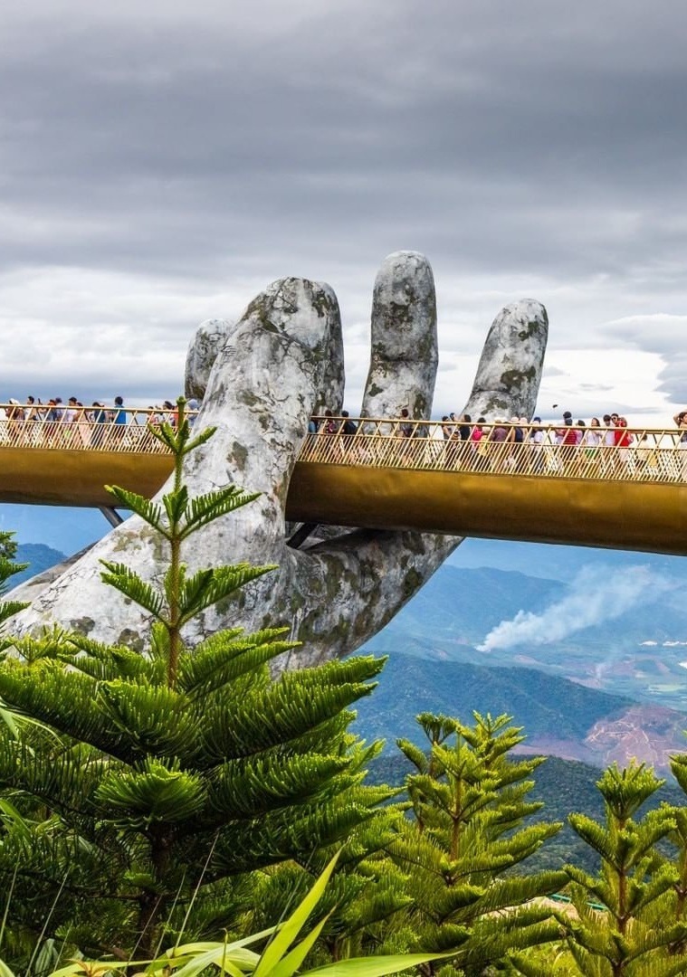 759x1080, 243 Kb / Рука, мост, скульптура, Вьетнам, Дананг, руки бога