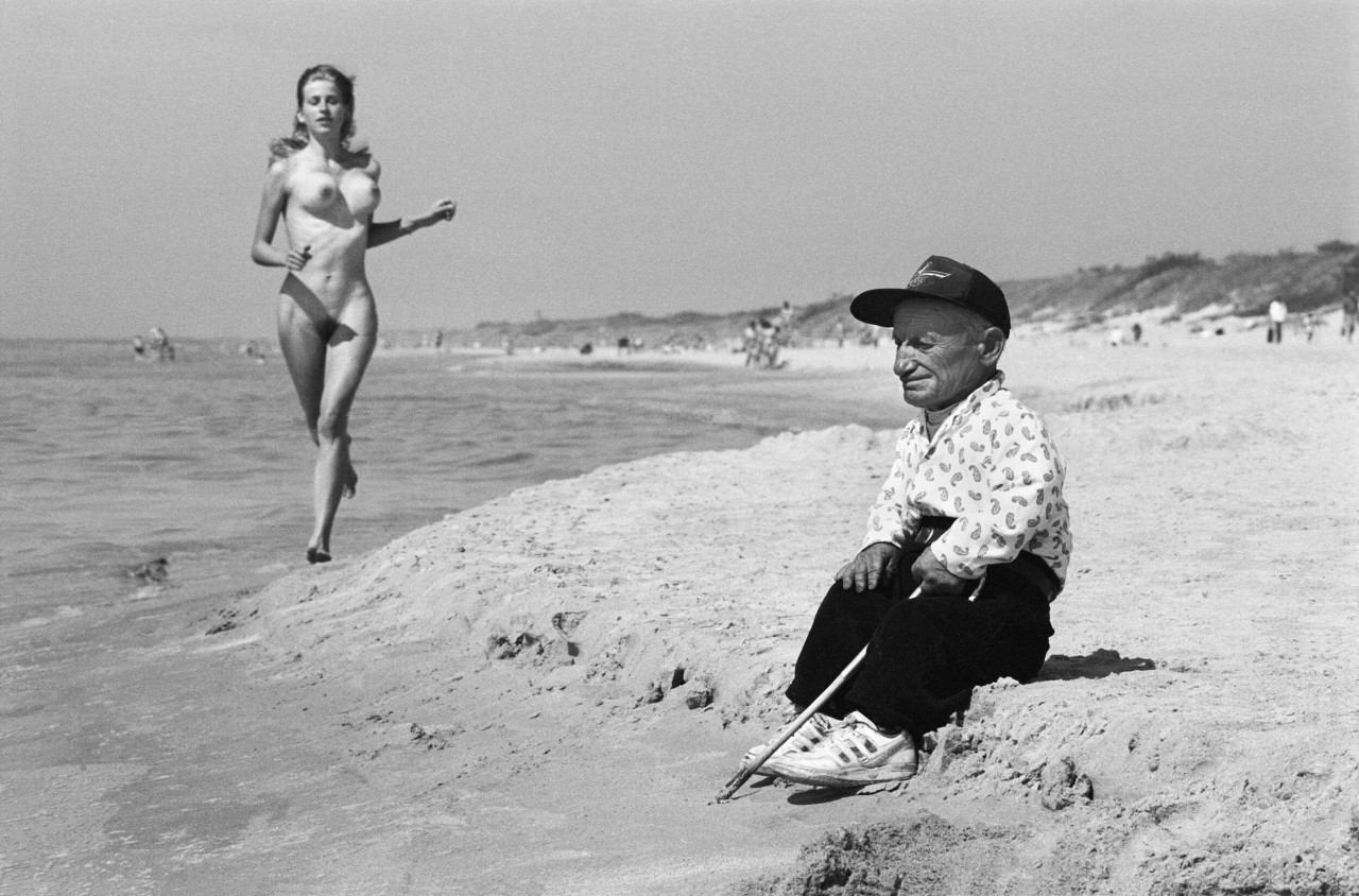 1280x844, 273 Kb / море, берег, карлик, бег, сиськи налево, Фотограф Ромуальдас Пожерскис, ч/б