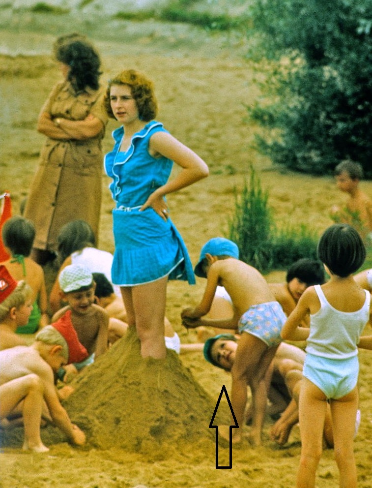 757x992, 263 Kb / дети, воспитатели, песок