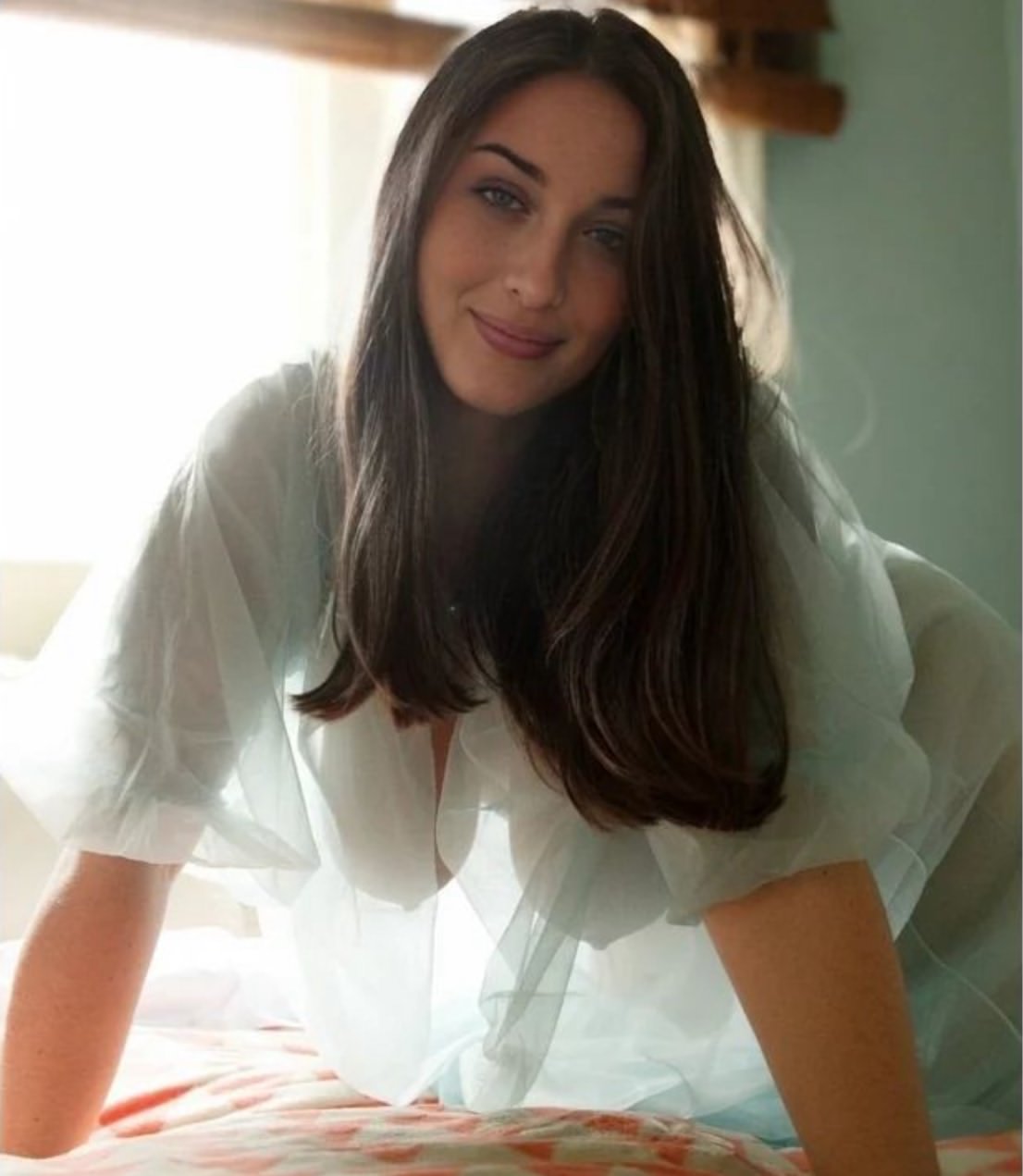 1106x1271, 92 Kb / халат, прозрачный, постель, окно, брюнетка