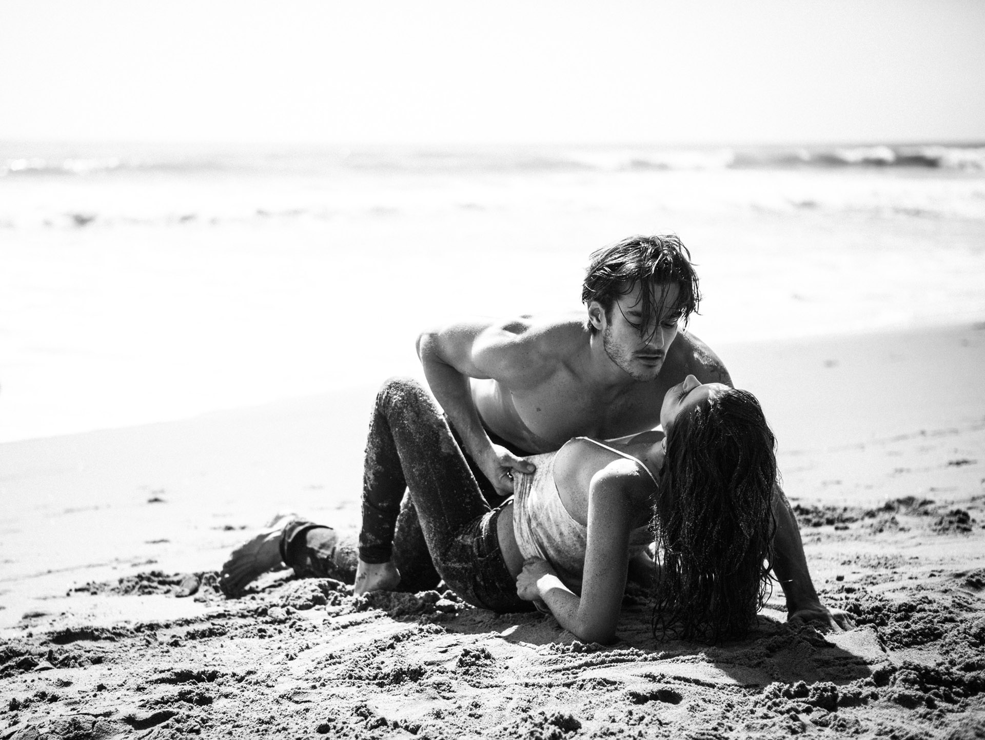 1920x1443, 441 Kb / море, песок, двое, объятия, jehane paris, ч/б