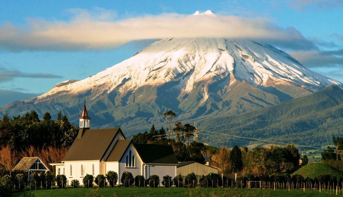 1200x689, 160 Kb / гора,снег,облака,рельеф,домики,ограда