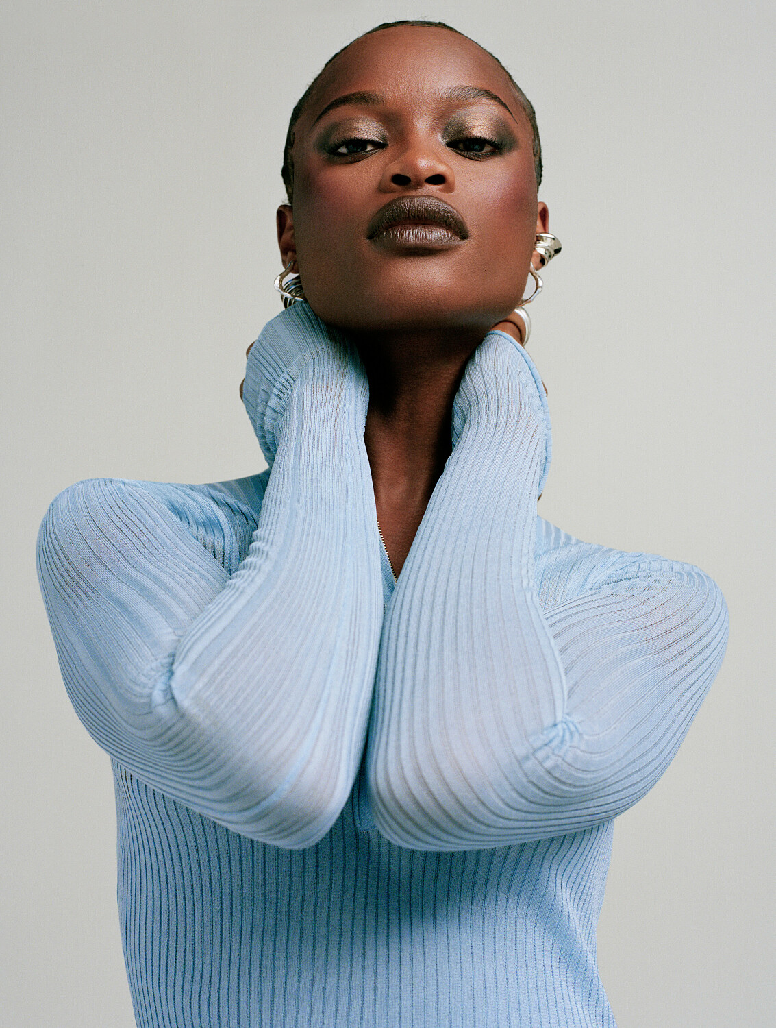 1133x1500, 527 Kb / голубой, свитер, кофта, полоска, чёрный, негритянка, серьги