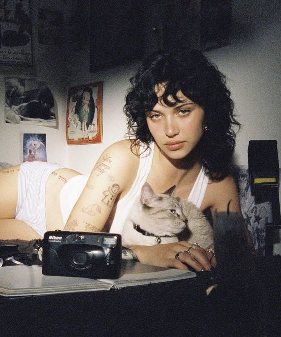 564x676, 65 Kb / женщина, трусы, майка, тату, кот, кошка, фотоаппарат, книга