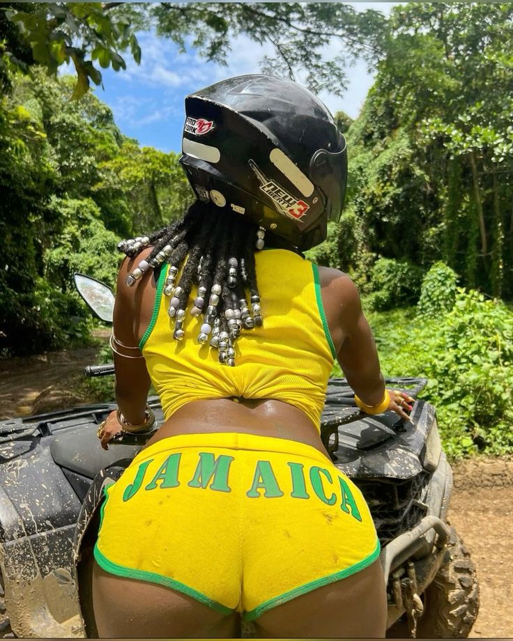 736x920, 159 Kb / женщина, негритянка, дреды, шлем, мотоцикл, шорты, жёлтое