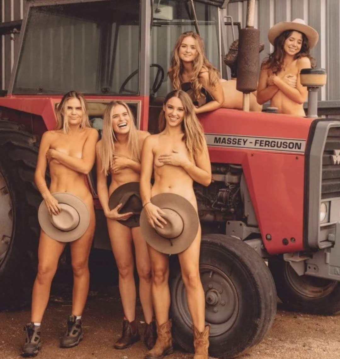 1080x1140, 234 Kb / трактор, голая, шляпа, ферма, сапоги, ботинки