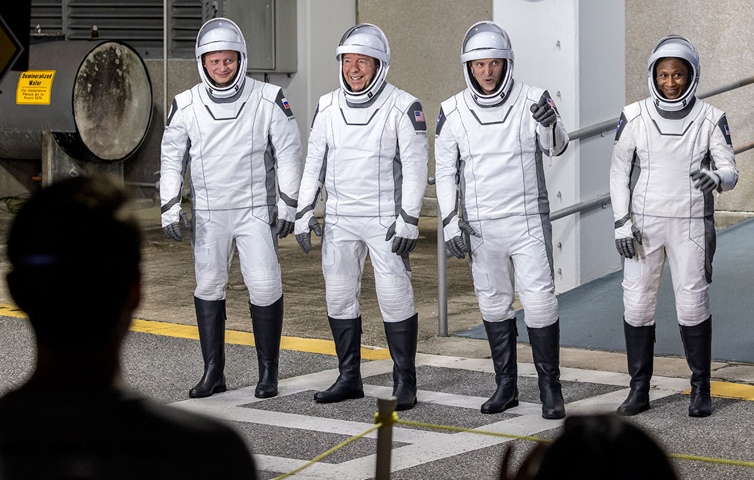 1100x700, 196 Kb / Космонавт, космос, скафандр, Crew Dragon, SpaceX, МКС, сапоги