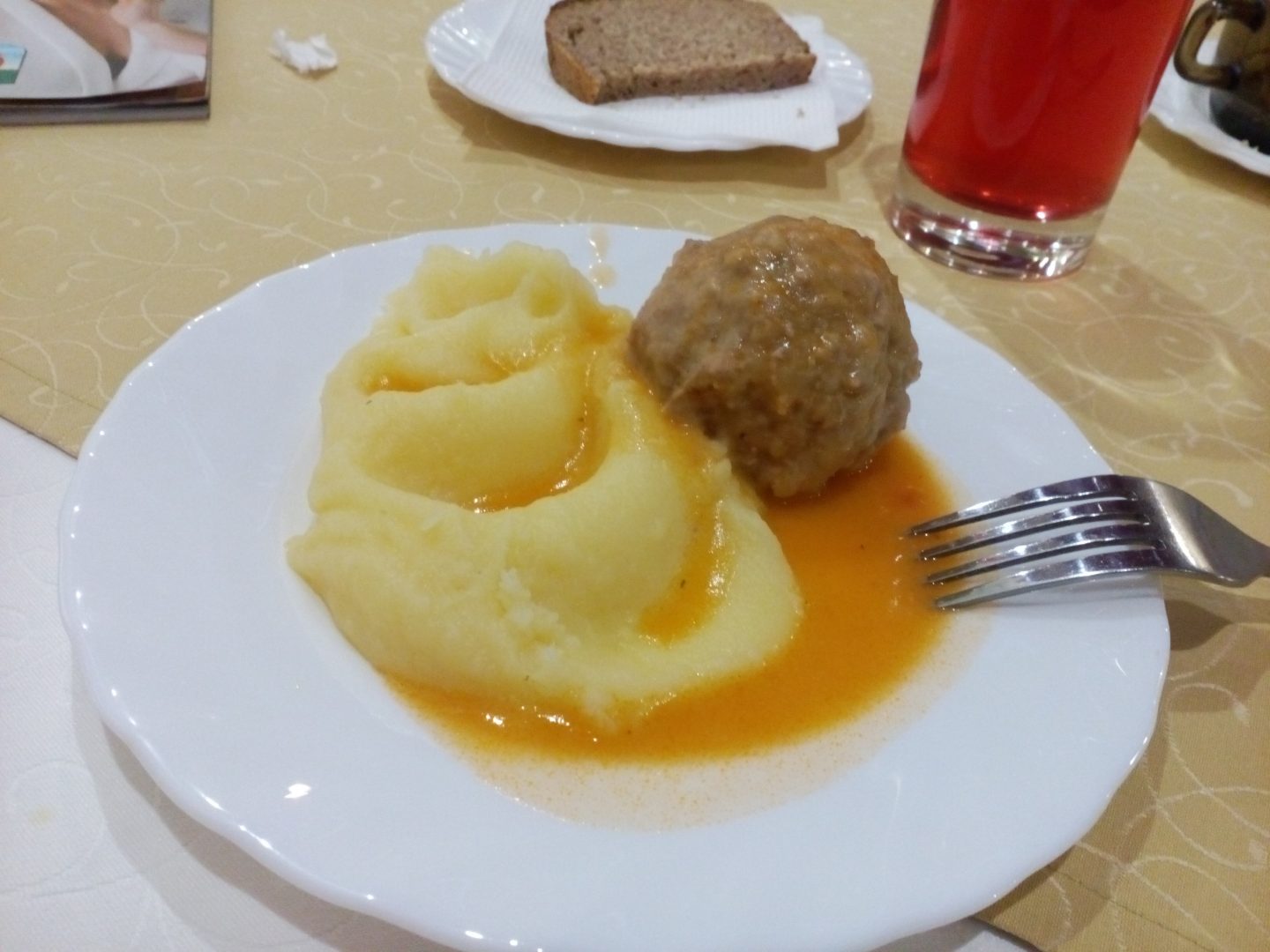 1440x1080, 138 Kb / пюре, тефтеля, хлеб, компот, вилка