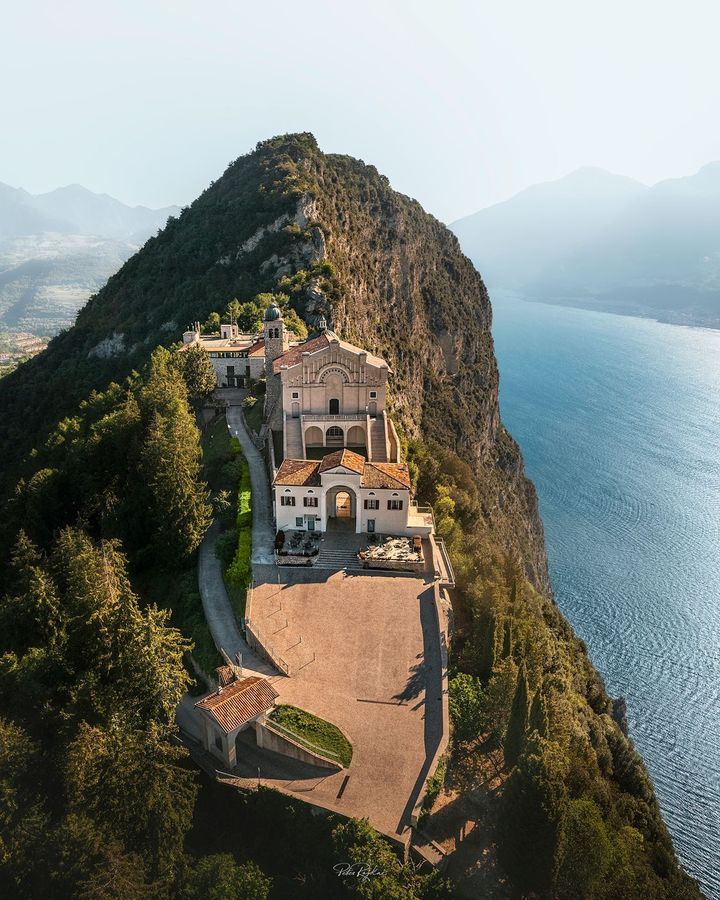 720x900, 144 Kb / Италия, озеро, Гарда, горы, скалы