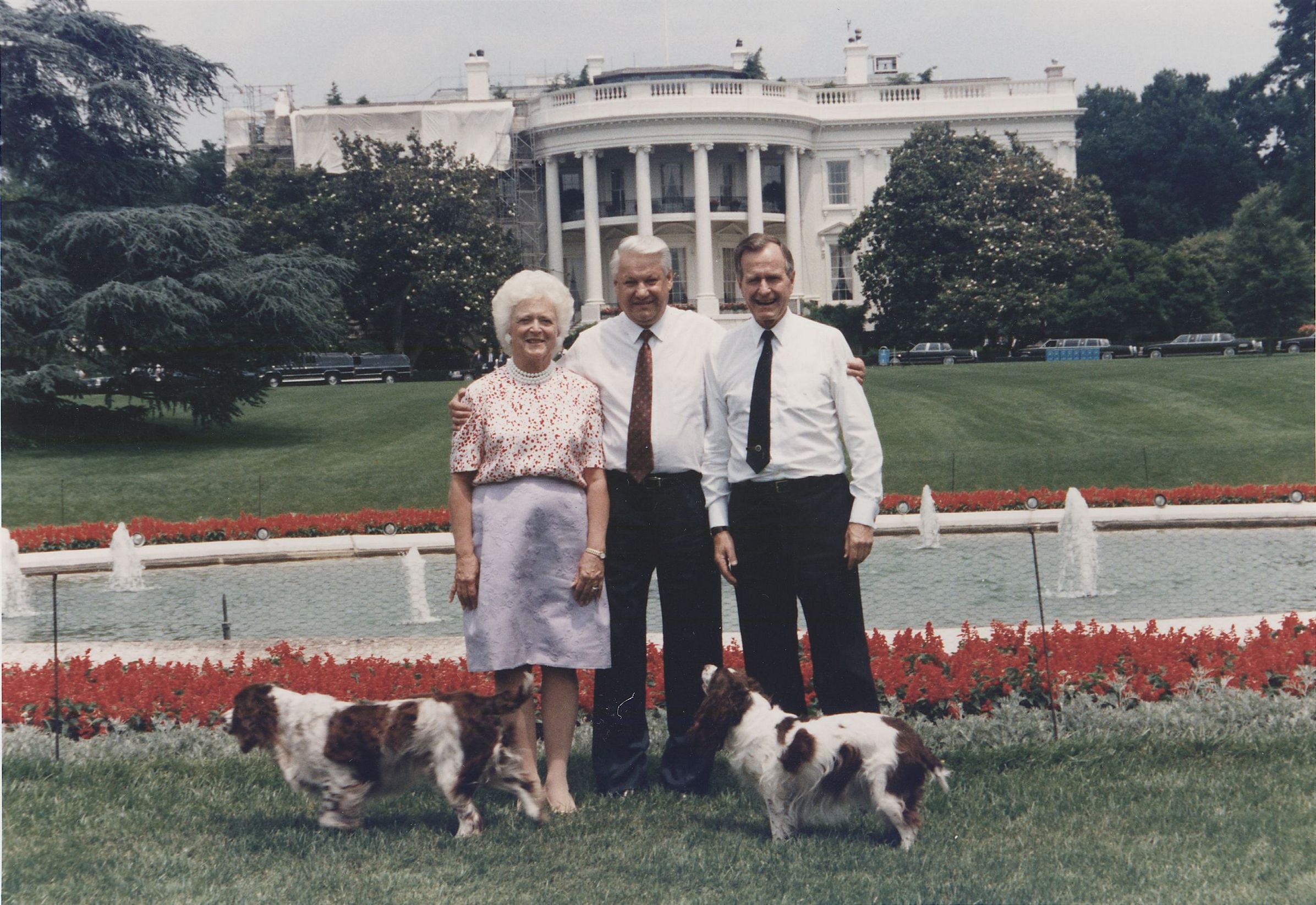 2392x1645, 582 Kb / Ельцин, Президент, США, Джордж Буш, Барбара, собаки, Белый дом, Вашингтон, фонтан, галстук