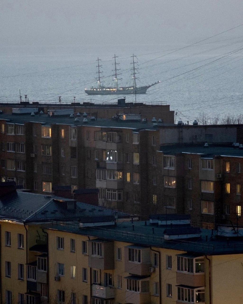 1025x1280, 192 Kb / корабль, город, Владивосток, фрегат, Надежда, огни, дома, море