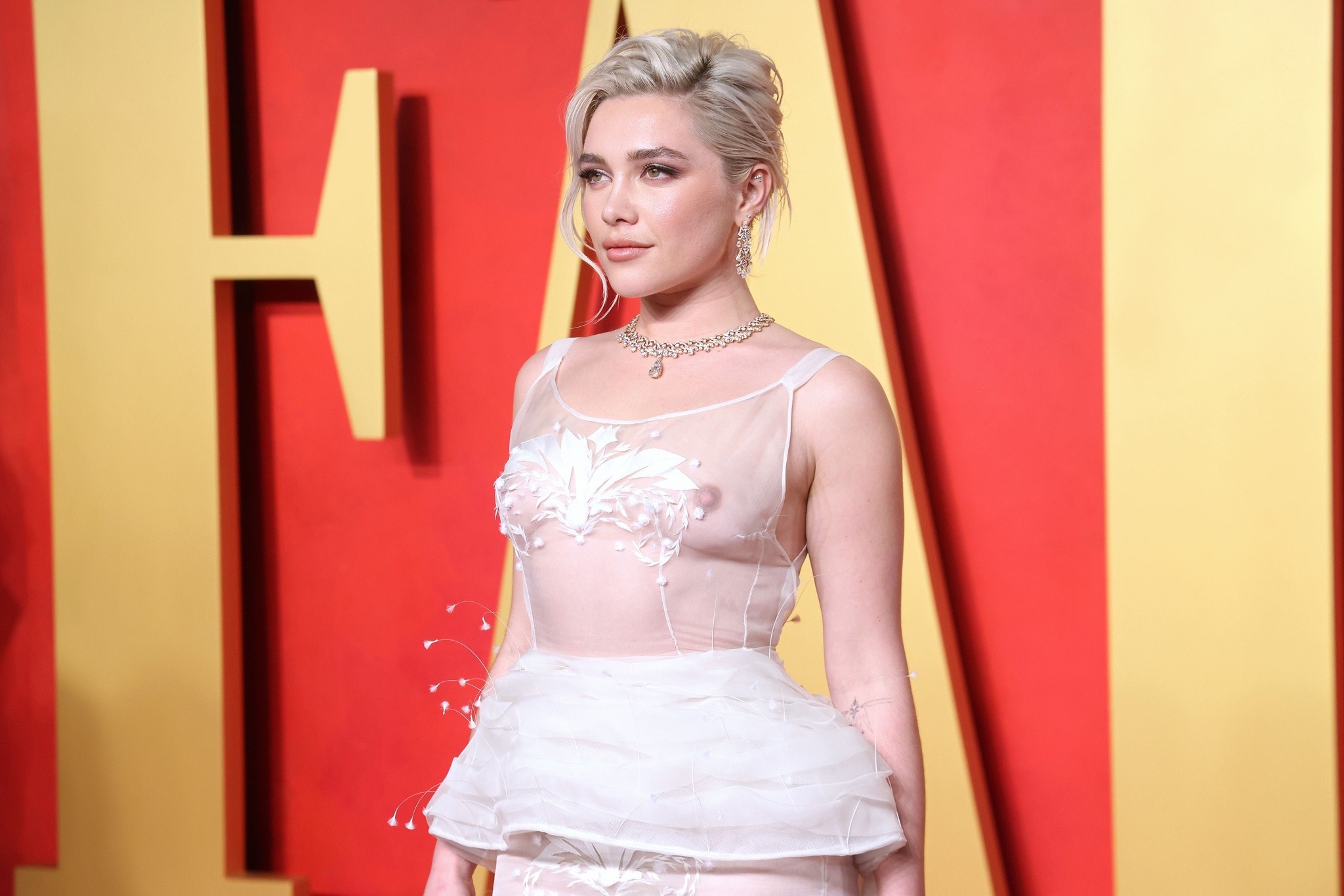 2048x1365, 391 Kb / Florence Pugh, платье, прозрачное, белое, цепочка, колье, блондинка