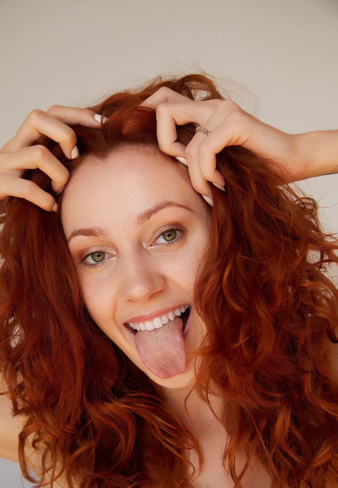 1129x1629, 323 Kb / красный, язык, украшение, рыжая