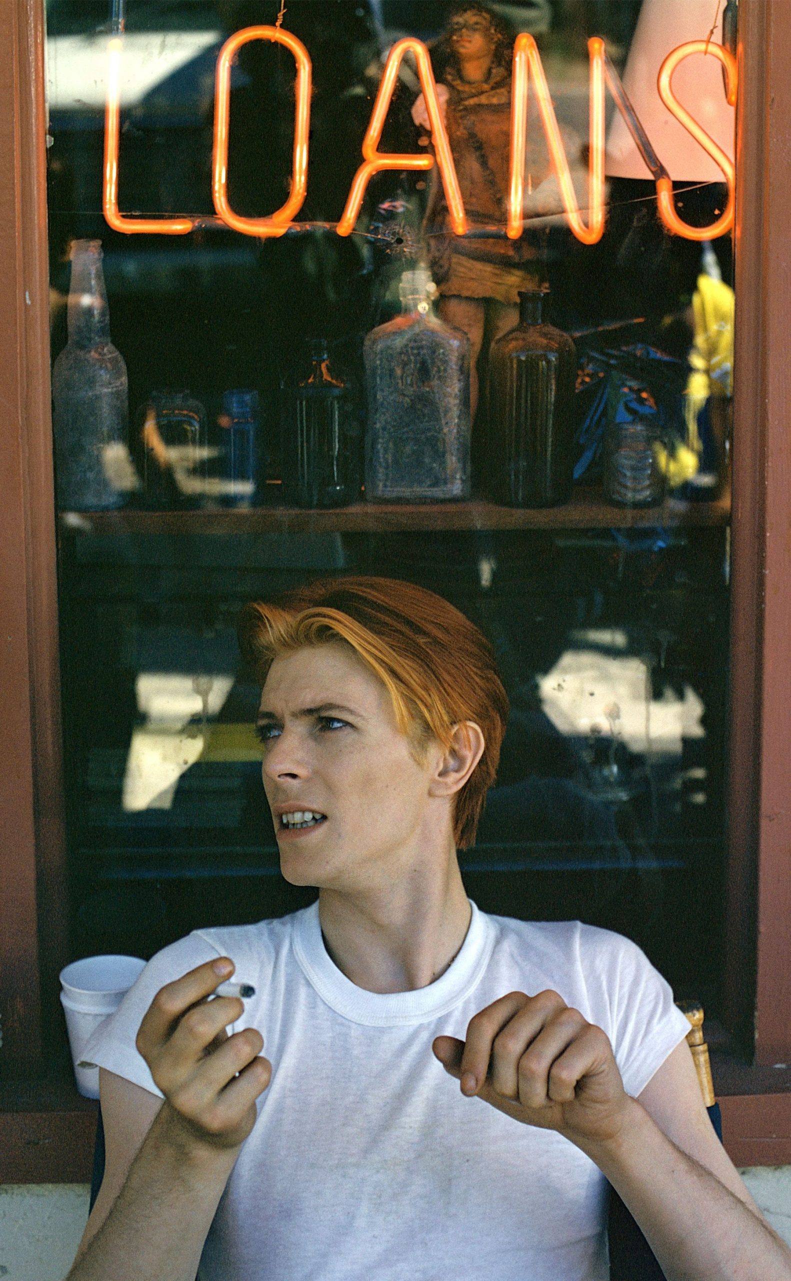 1582x2560, 594 Kb / Дэвид Боуи, сигарета, неон, буквы, банка, loans