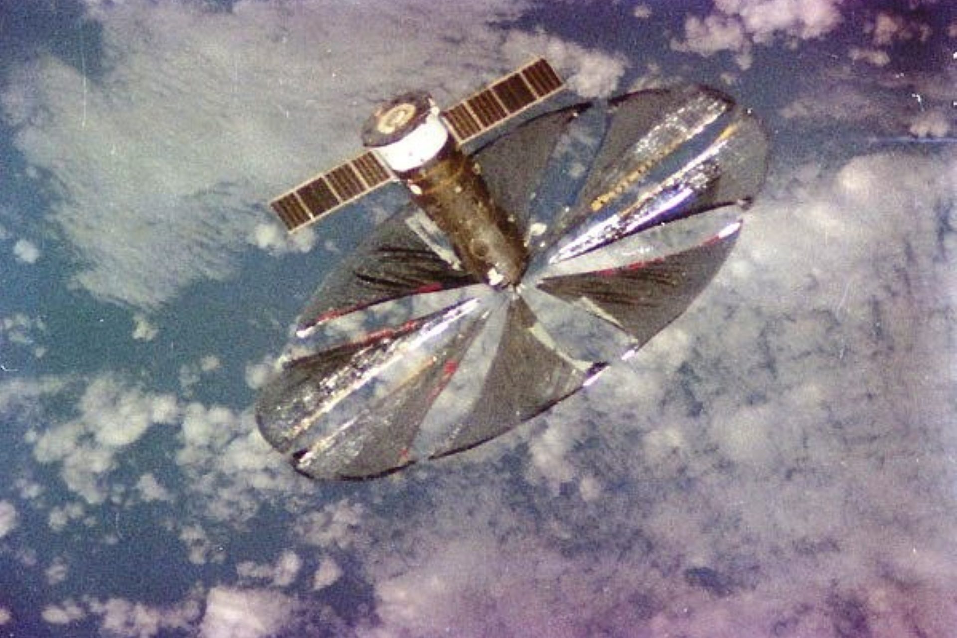 1920x1280, 304 Kb / Космос, орбитальное зеркало