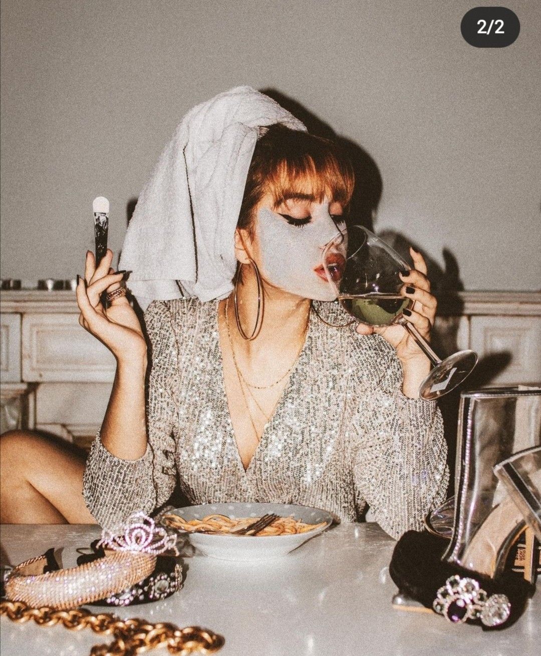 1080x1310, 297 Kb / женщина, украшения, маска, цепочка, ободки, бокал, кисть, тарелка, вилка, паста