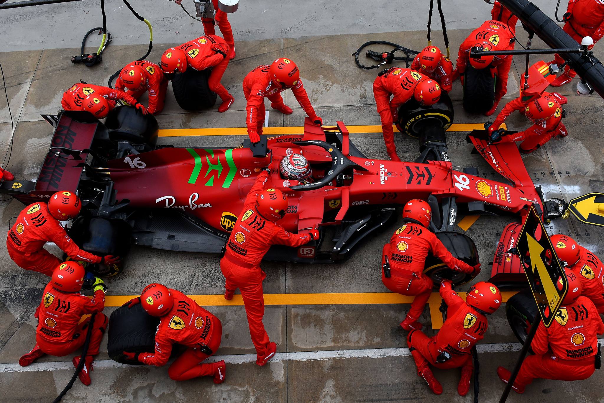 2048x1366, 476 Kb / Пит-стоп, пит стоп, pit stop, pit stop, гонка, красный, колесо, Ferrari, Shell