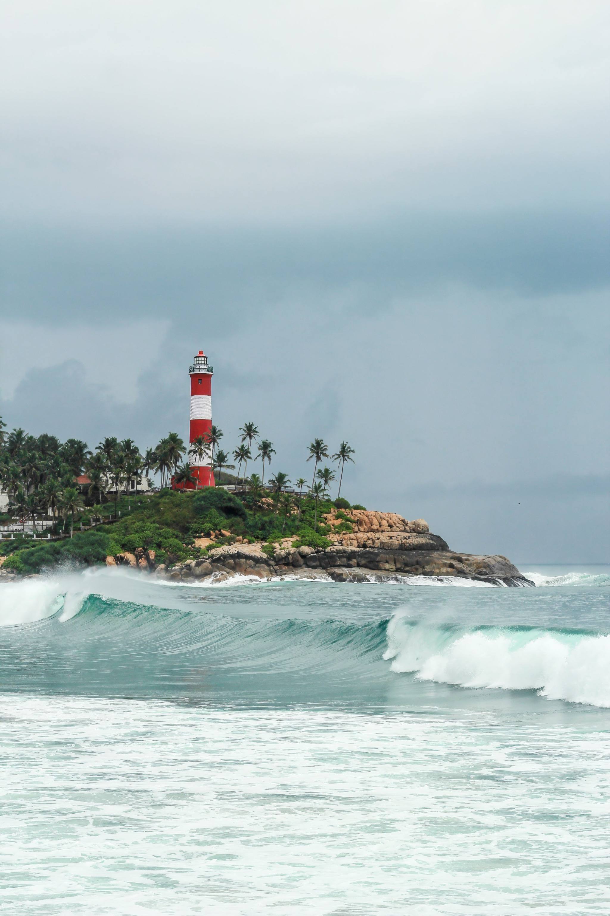 2048x3072, 469 Kb / Маяк, пальмы, пляж, волна