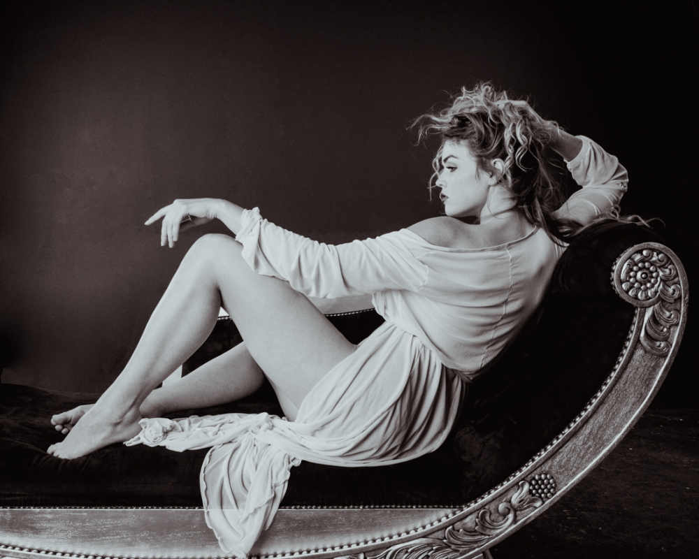 1000x800, 595 Kb / Katarina Keen, сиськи, диван, ноги, ч/б