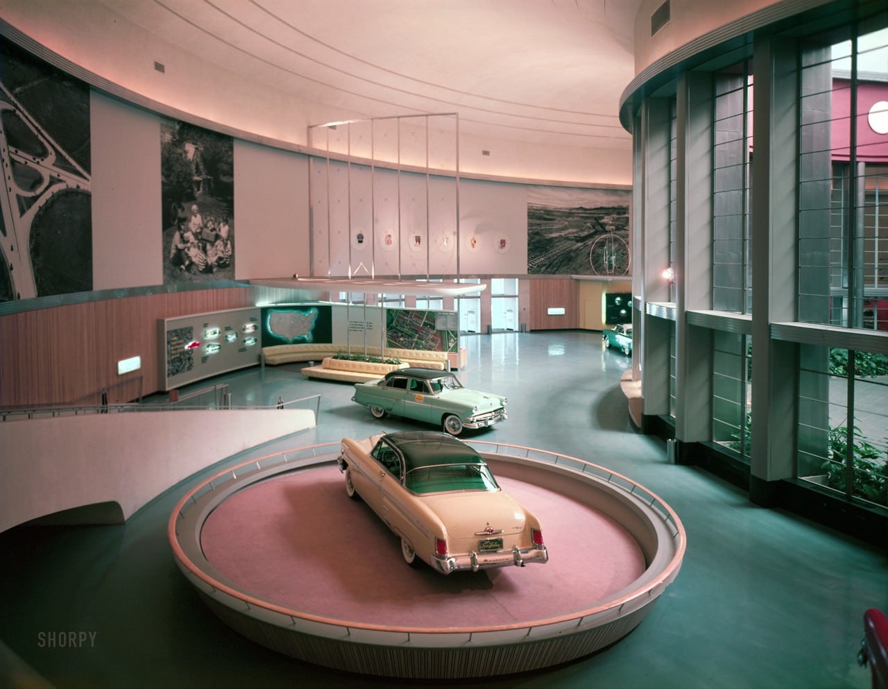 1280x993, 172 Kb / автомобиль, классика, ретро, ford, автосалон, США, Мичиган