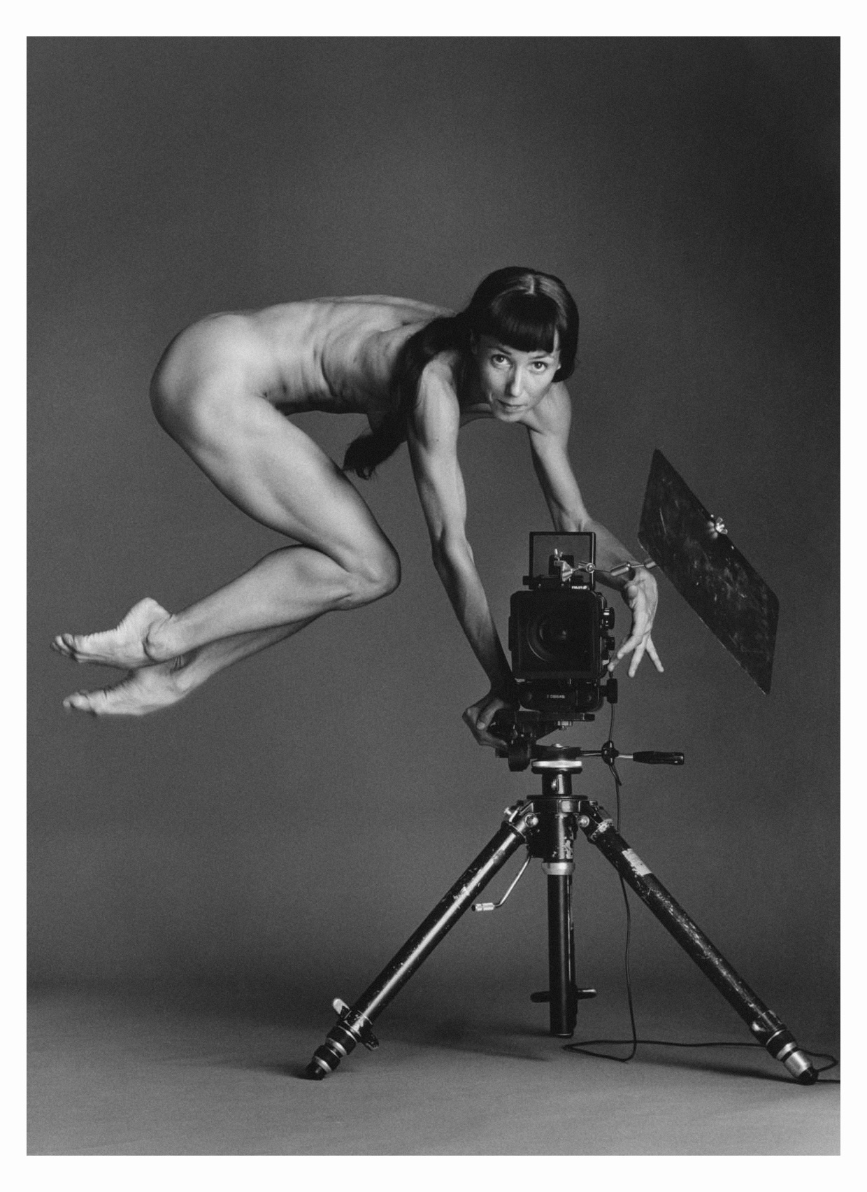 1240x1704, 551 Kb / Sylvie Guillem,  Сильви Гиллеем, автопортрет, фотоаппарат, тренога, балерина, ч/б